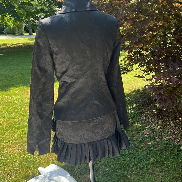 Y2K Guess Collection Black Jacquard Blazer and Skirt with Floral Pattern Set - Picture 4 of 10